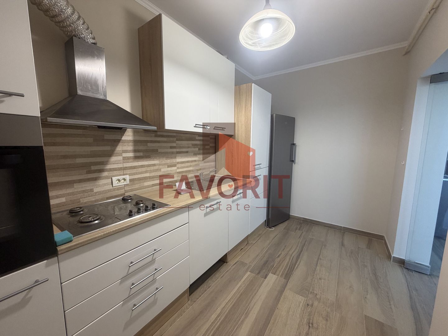 Bucatarie inchisa. Curte proprie. Cu 2 bai - Poză 4