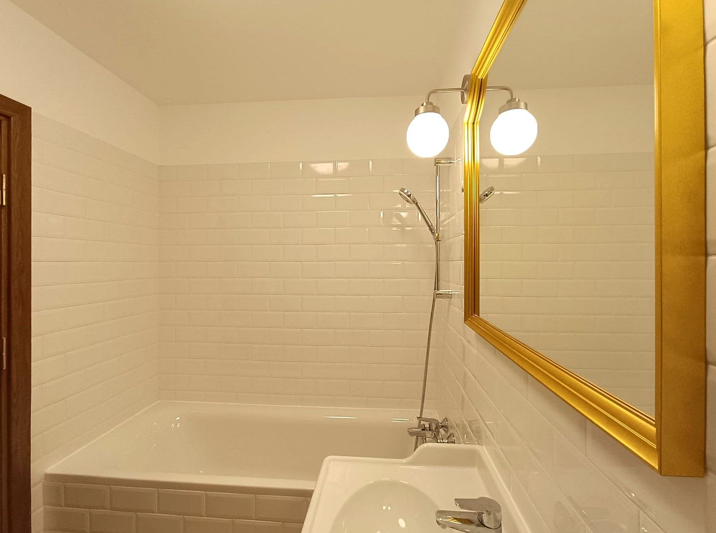 Inchiriem 2 camere complet renovat si mobilat zona 1 Mai - Poză 14