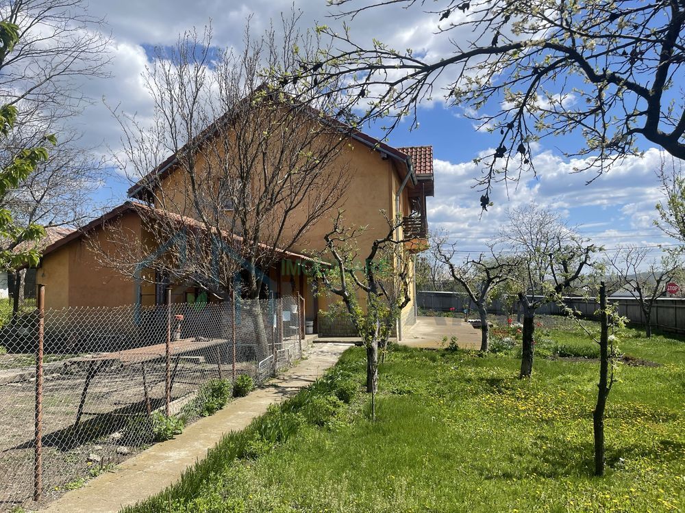 Casă cu etaj, Gropnița, sat Bulbucani – central, mobilată complet - Poză 3