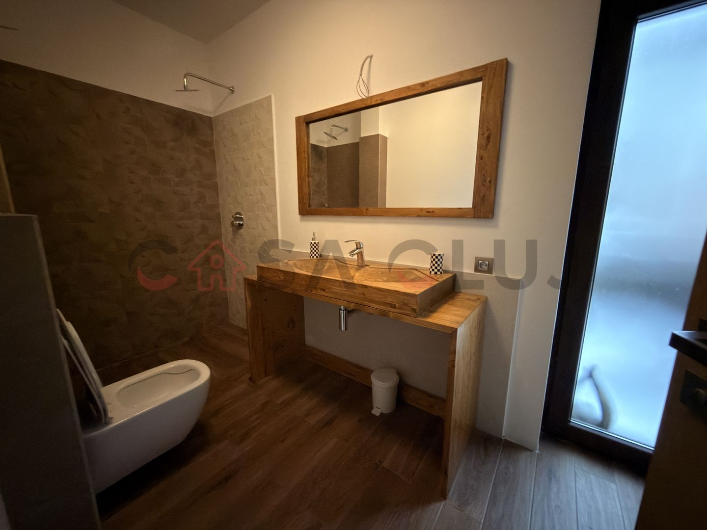 Apartament tip penthouse cu terasa si acces la curte - Poză 9