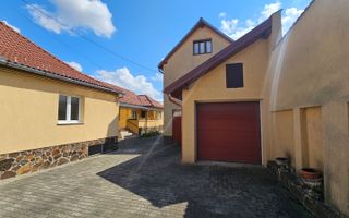 Proprietate unică cu 2 case și garaj, teren 720 mp – zona Terezian - Poză 1