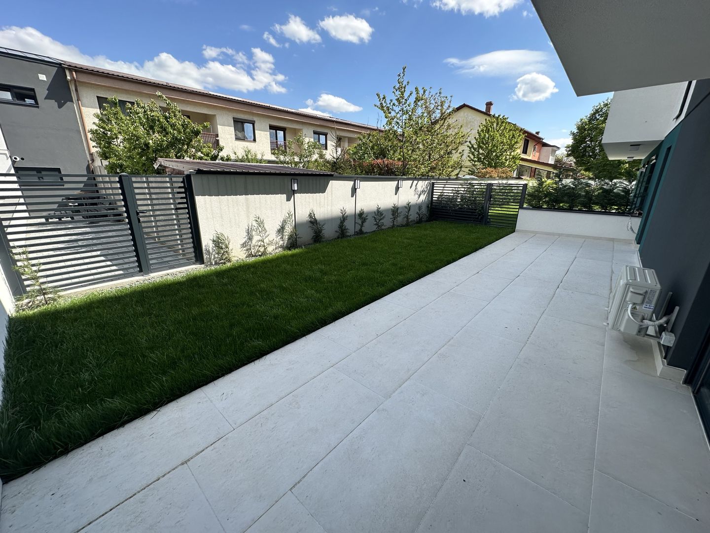 Apartment deosebit cu curte proprie si loc de parcare - Poză 2