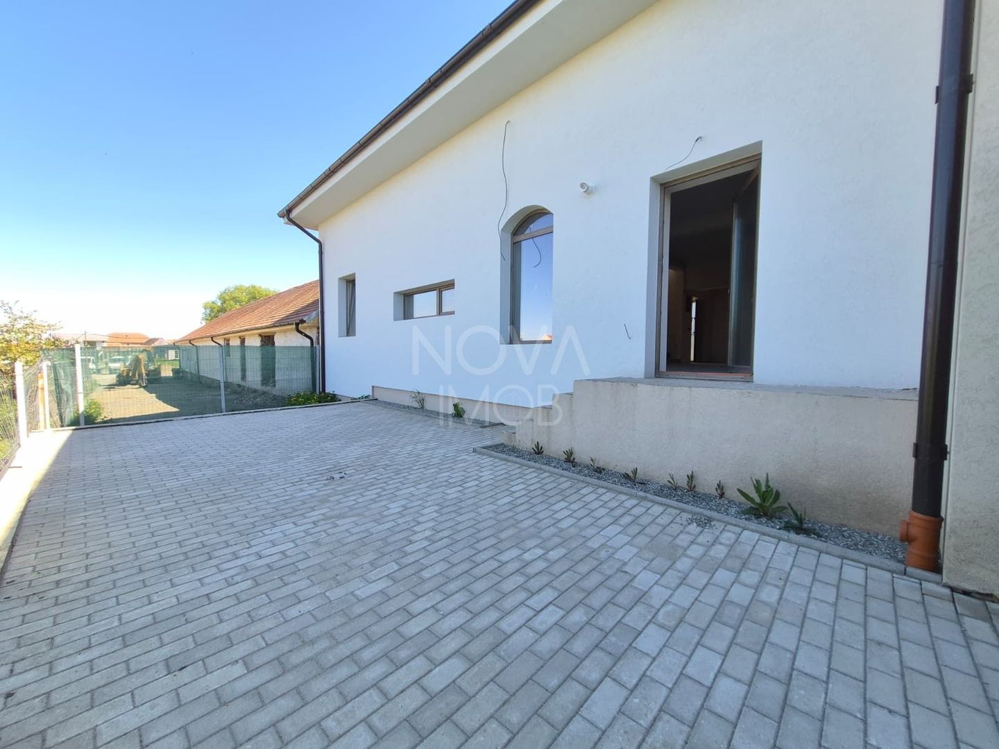 Casa generoasa cu 7 camere, 3 bai, dressing si parcare – Sura Mica - Poză 3