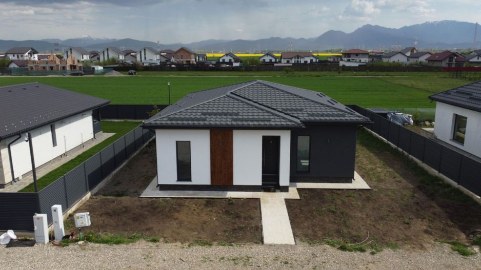 Casă/Vilă cu 4 camere de vânzare - Sampetru, zona Dealul Lempes - Poză 1