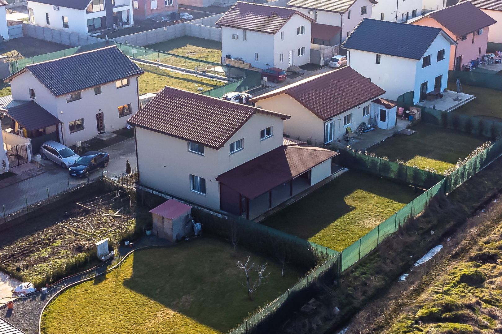 Casă cu mansardă, nouă, mobilată și utilată, în cartier Athena - Poză 12