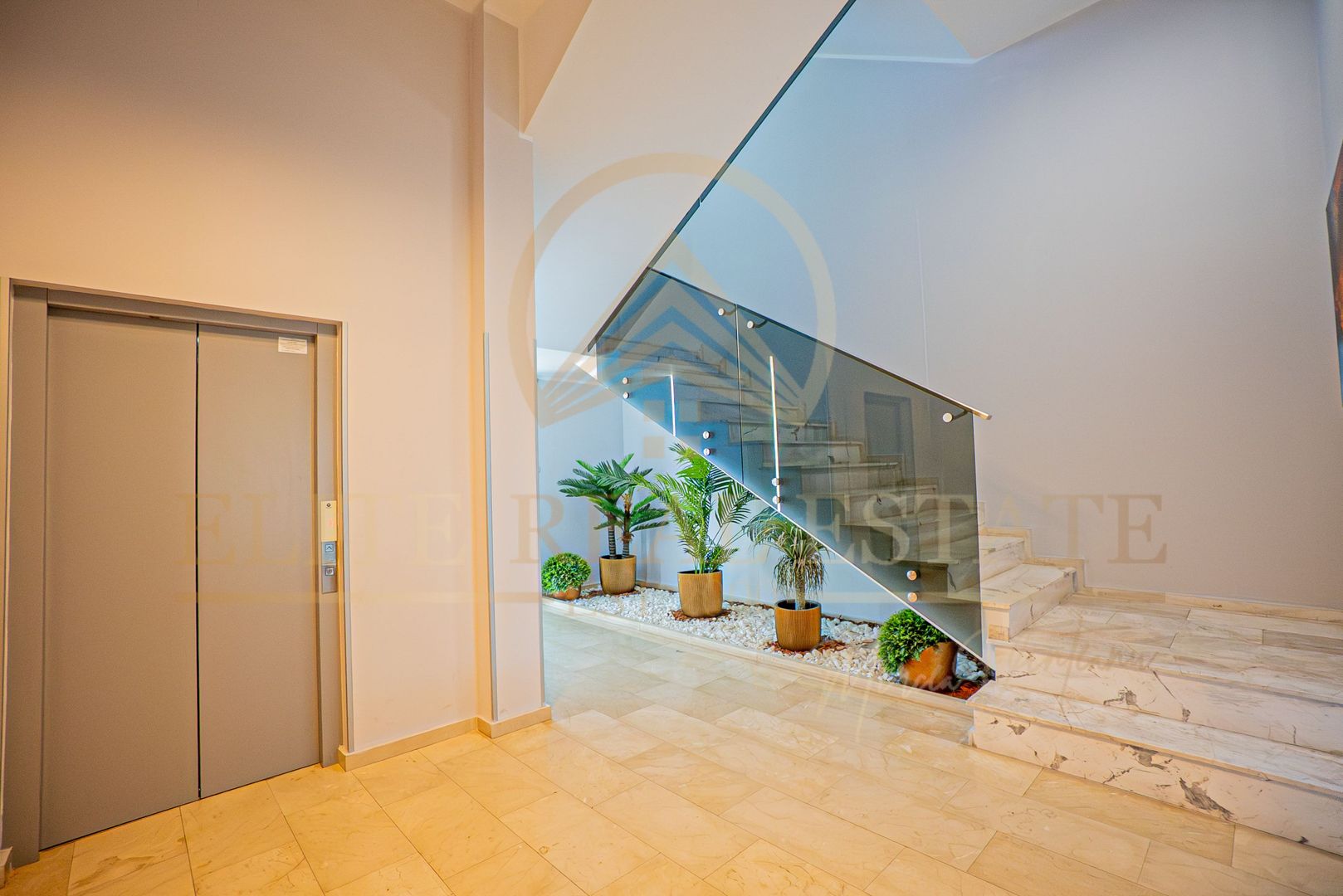 Răsărit peste mare, apus peste lac – apartament premium în Mamaia - Poză 16