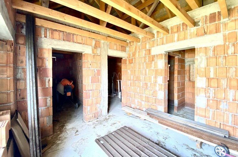 Casa la roșu în Izvin - Poză 5