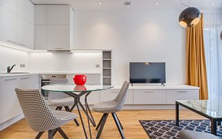 Spațiu, lumină și perspective – apartament cu potențial ridicat - Poză 1