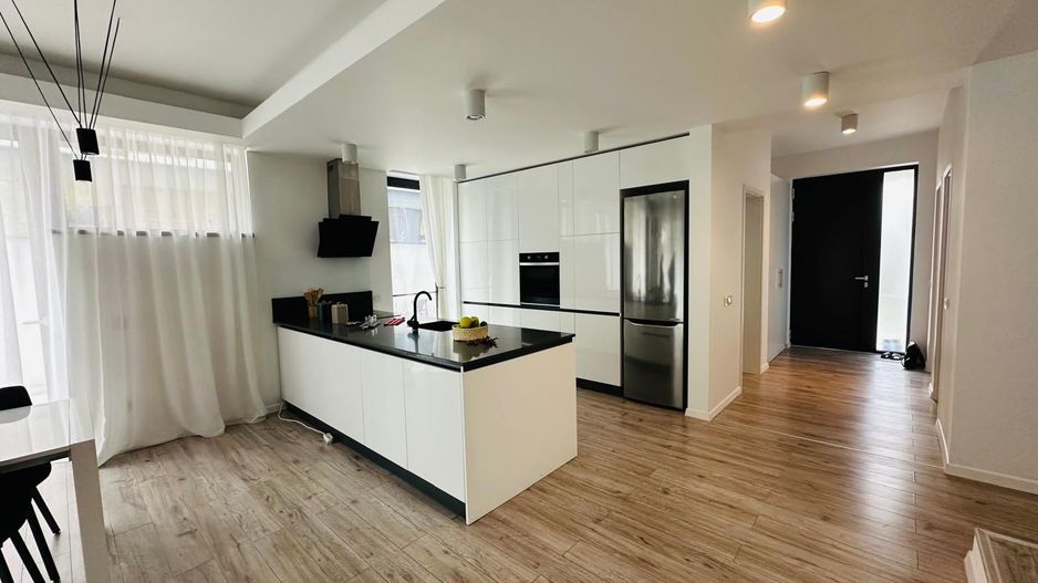 Vila Individuală Elegantă cu 6 camere, Curte Proprie–Padurea Baneasa - Poză 4