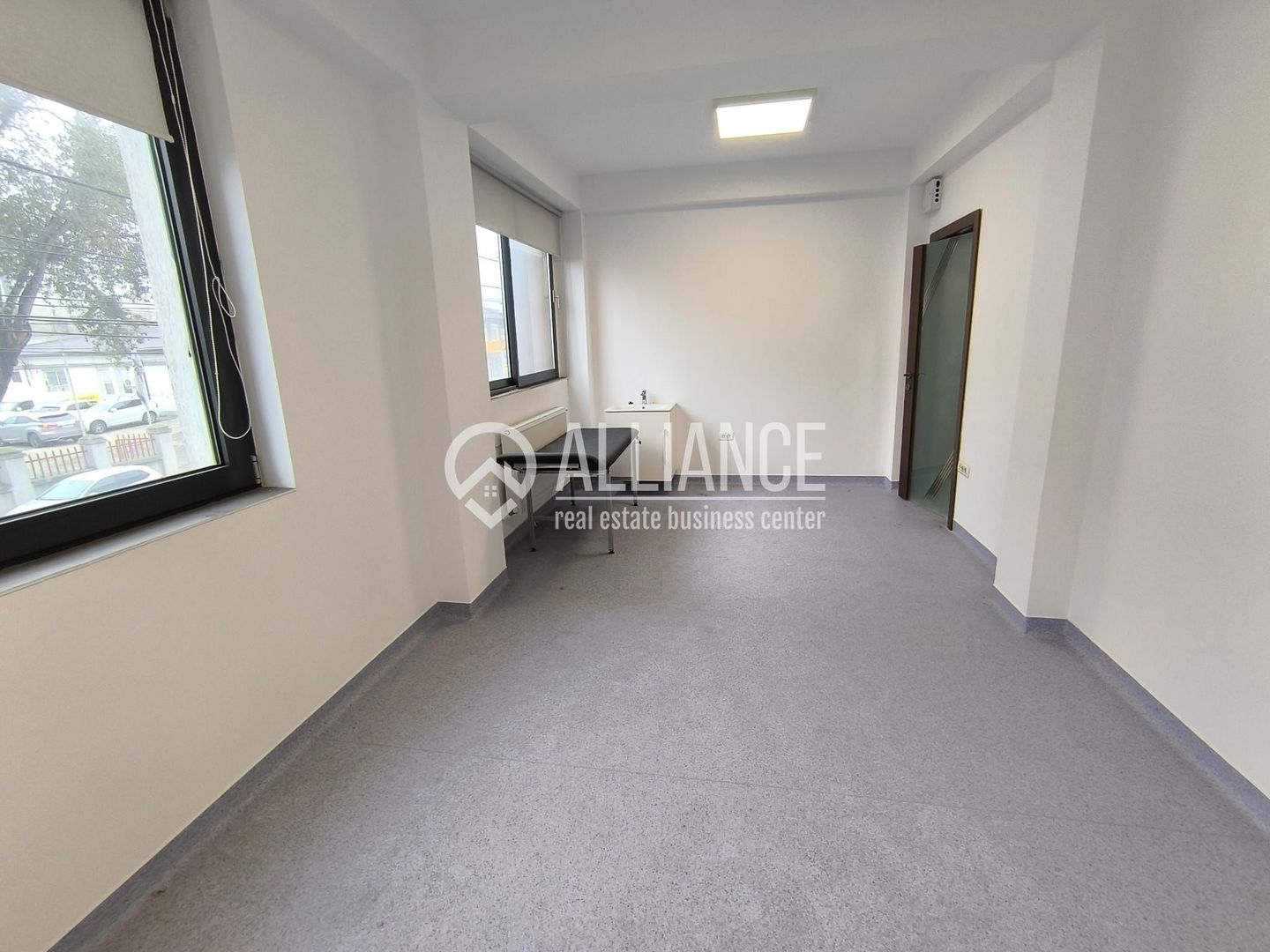 CENTRU ANAF (cod03)- Birou luminos si cochet ! - Poză 2