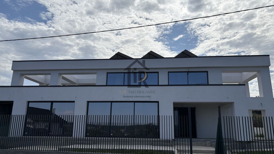 VILĂ superba – STIL MEDITERANEAN CU PRIVELIȘTE LA LAC - Poză 1