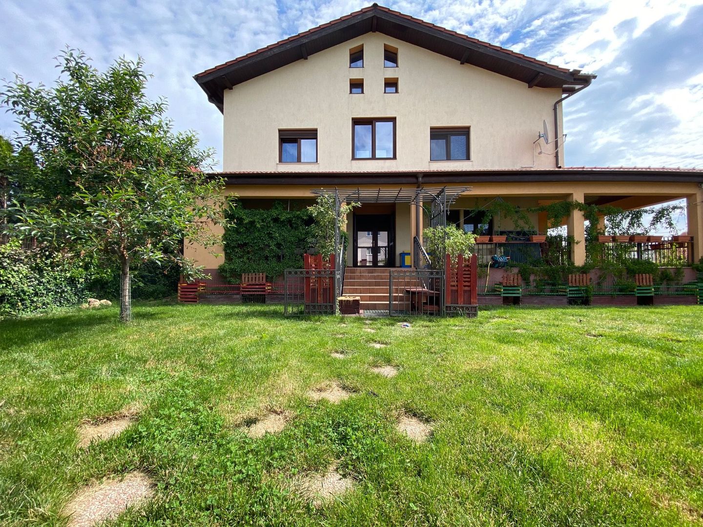 VILA  - ARADULUI. -British - Poză 1