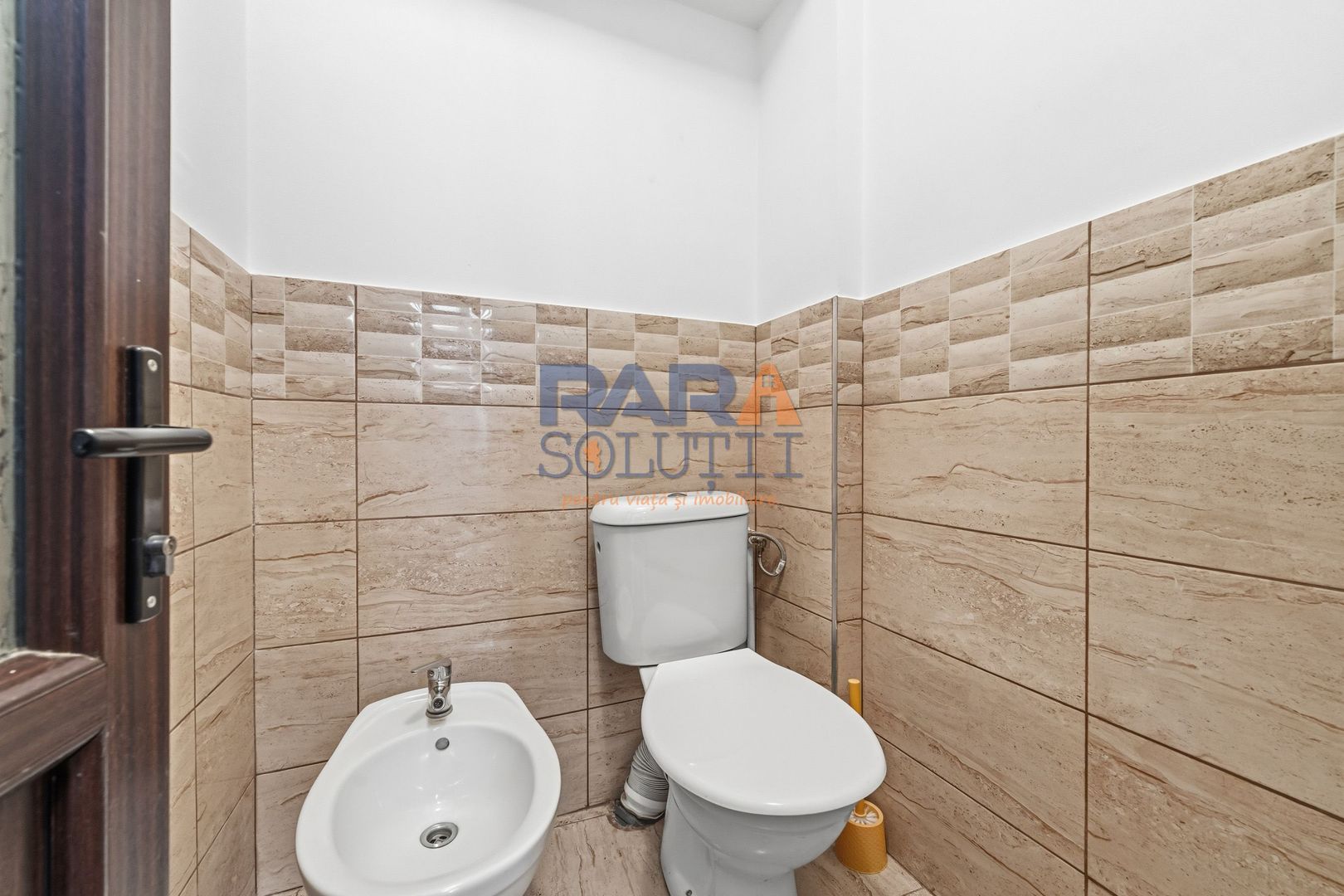 Casă micuță + un pic de curte - Poză 4