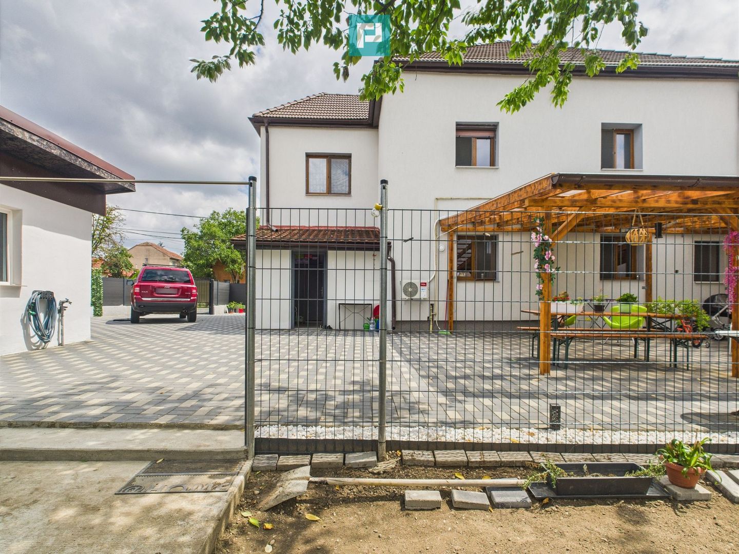 Vilă spațioasă cu 6 camere în Dumbrăvița - Poză 1