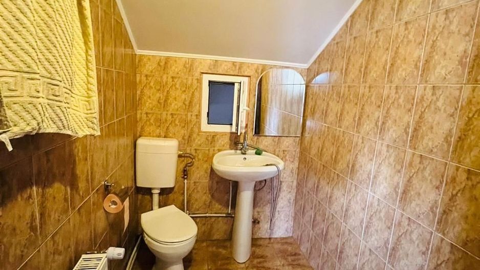 Casa in zona de dealuri - Poză 9