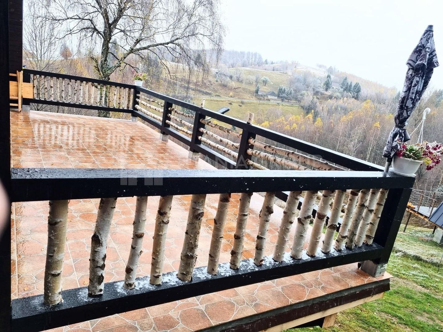 INVESTITIE Vila moderna + vila la rosu, teren 1480 padure - Poză 29