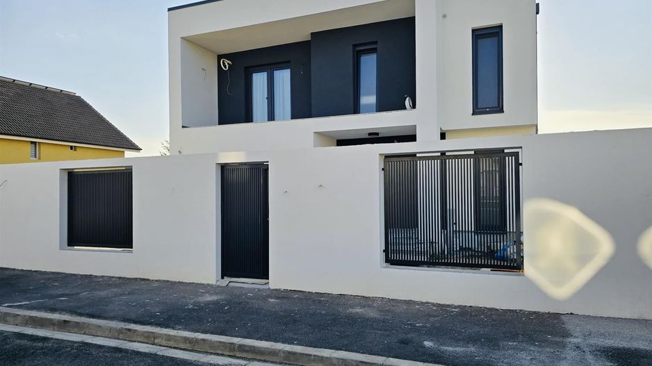 Casa de vanzare  P+E Sanmartin Beverly- Hills - Poză 1