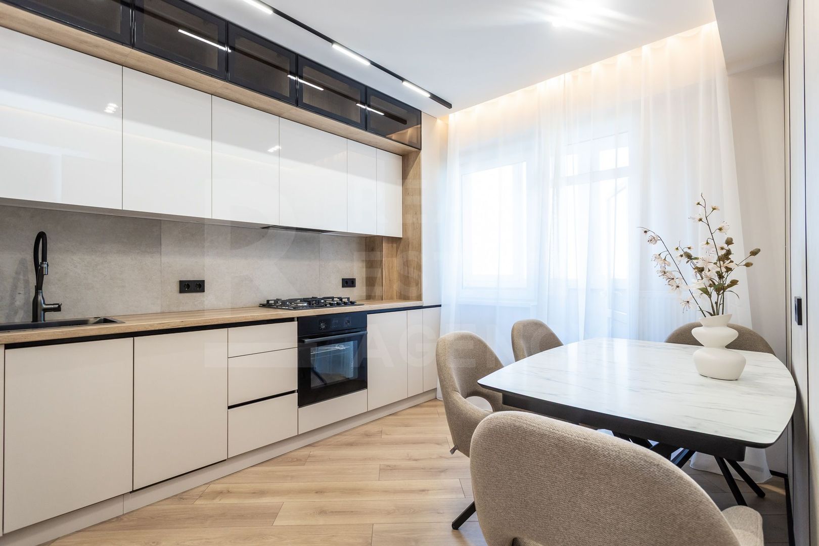 Vânzare, apartament 2 camere, 67.2 mp, str. Mihail Sadoveanu, Ciocana - Poză 1