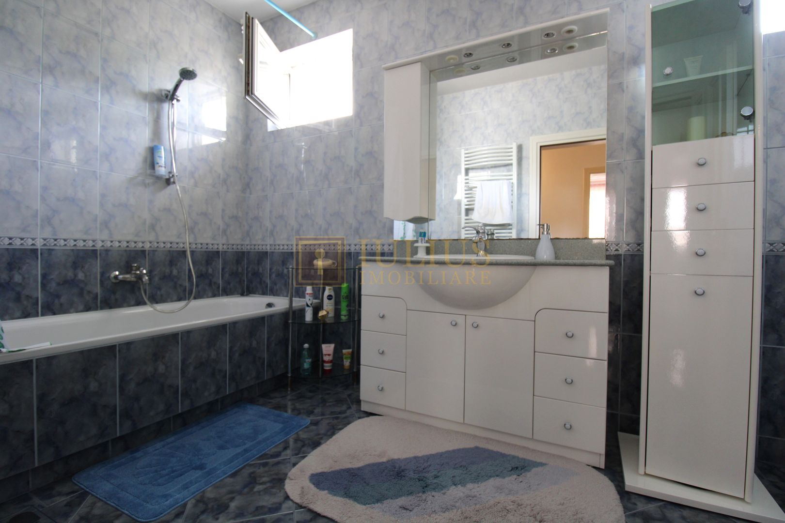 3 dormitoare, 3 bai, living spatios, 2 terase si curte. - Poză 27