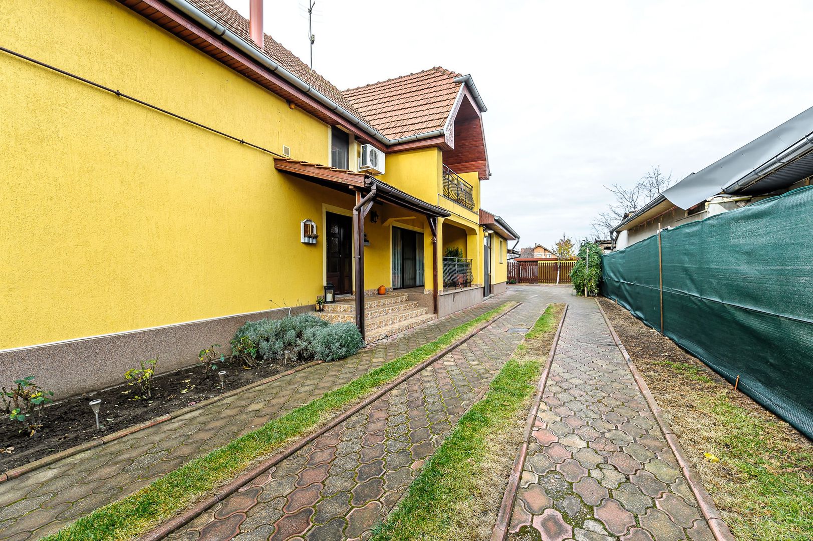 Casă generoasă cu potențial de afacere în Gai - Poză 9