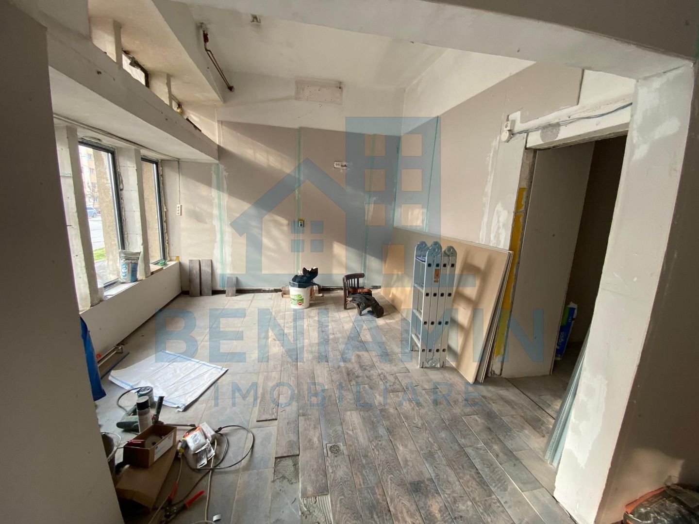 Spatiu comercial 44 mp, parter, renovabil dupa chirias, Craiovita - Poză 1