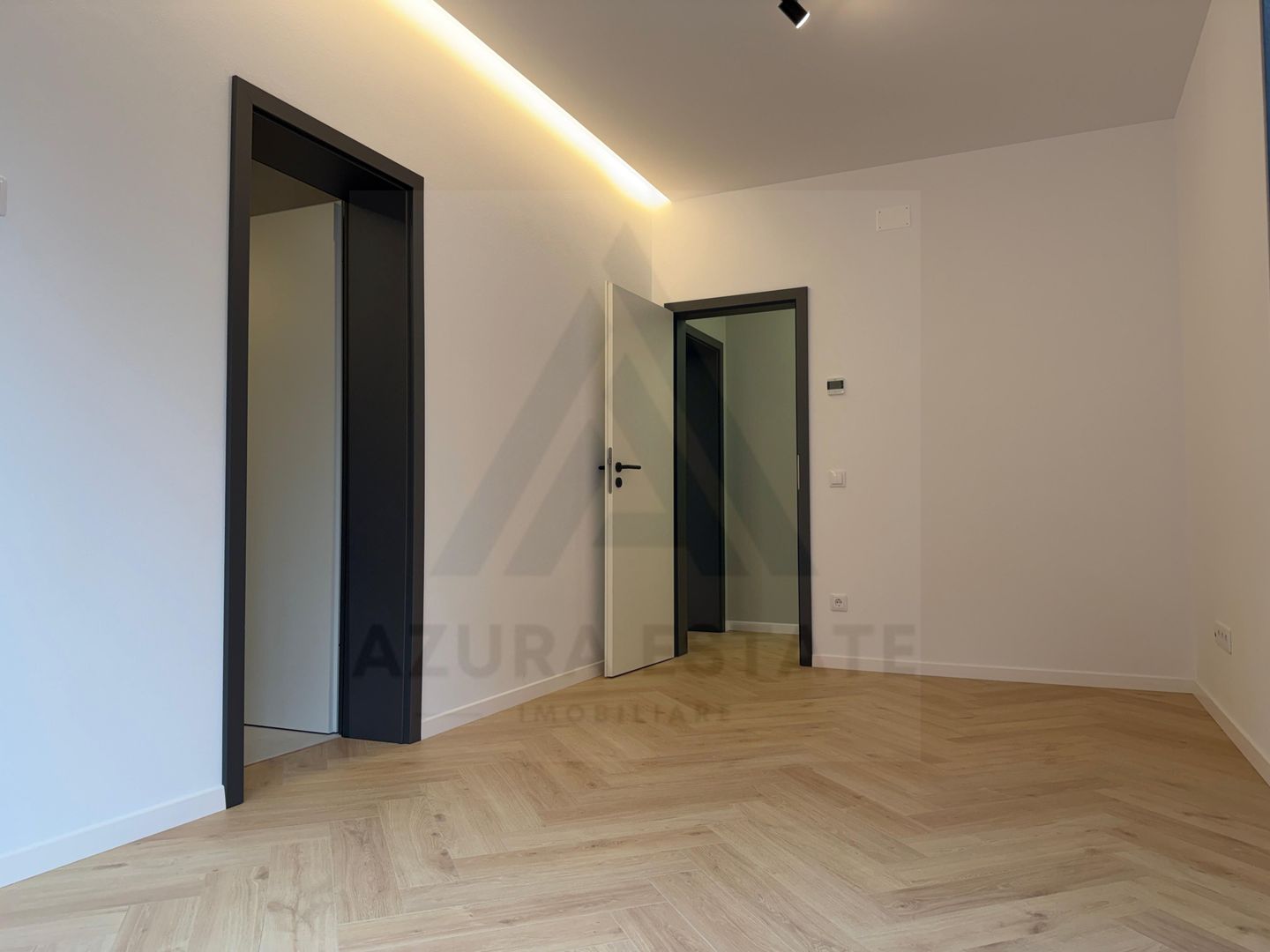 Apartament ultrafinisat 4 camere 3 bai si curte 200 mp in Arhitectilor - Poză 4