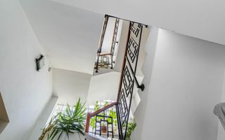 Clădire Modernă, Ideală pentru Locuință sau Afacere, cu Terasă Panoramică - Poză 16