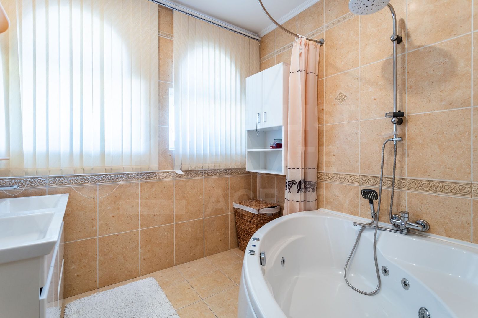 Vânzare casă de lux, 700 mp + 22 ari, situată în Tohatin - Poză 50