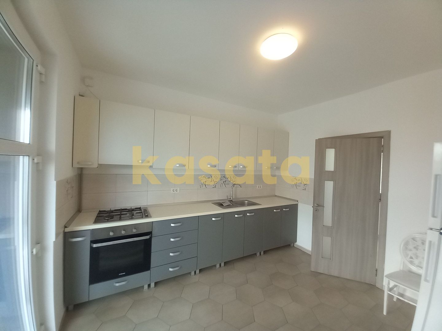 Vilă Modernă 4 Camere | Curte Privată | Zonă Excelentă & Facilități - Poză 7