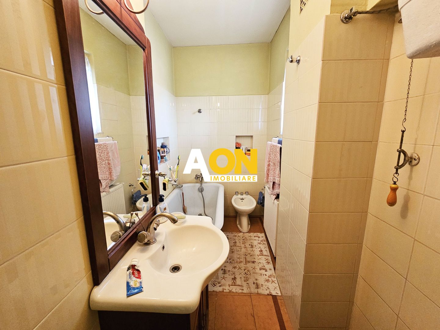 Casa situata in imediata apropiere a Cetatii - Poză 12