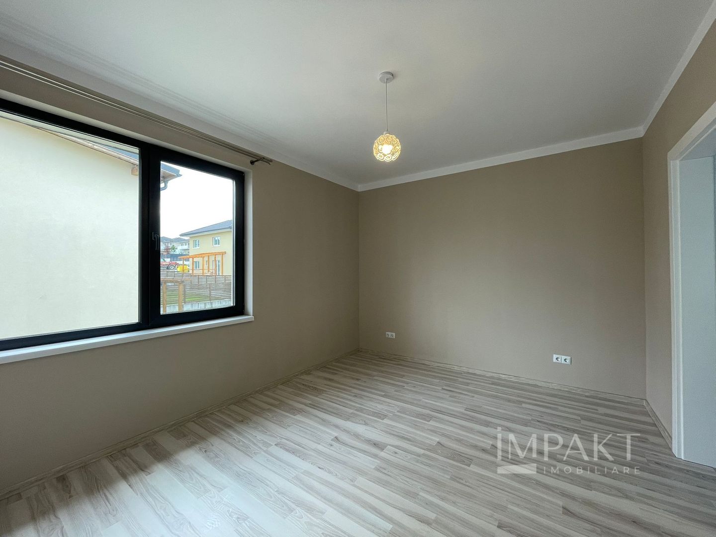 Casă / Vilă cu 4 camere de închiriat - Dezmir - Poză 12