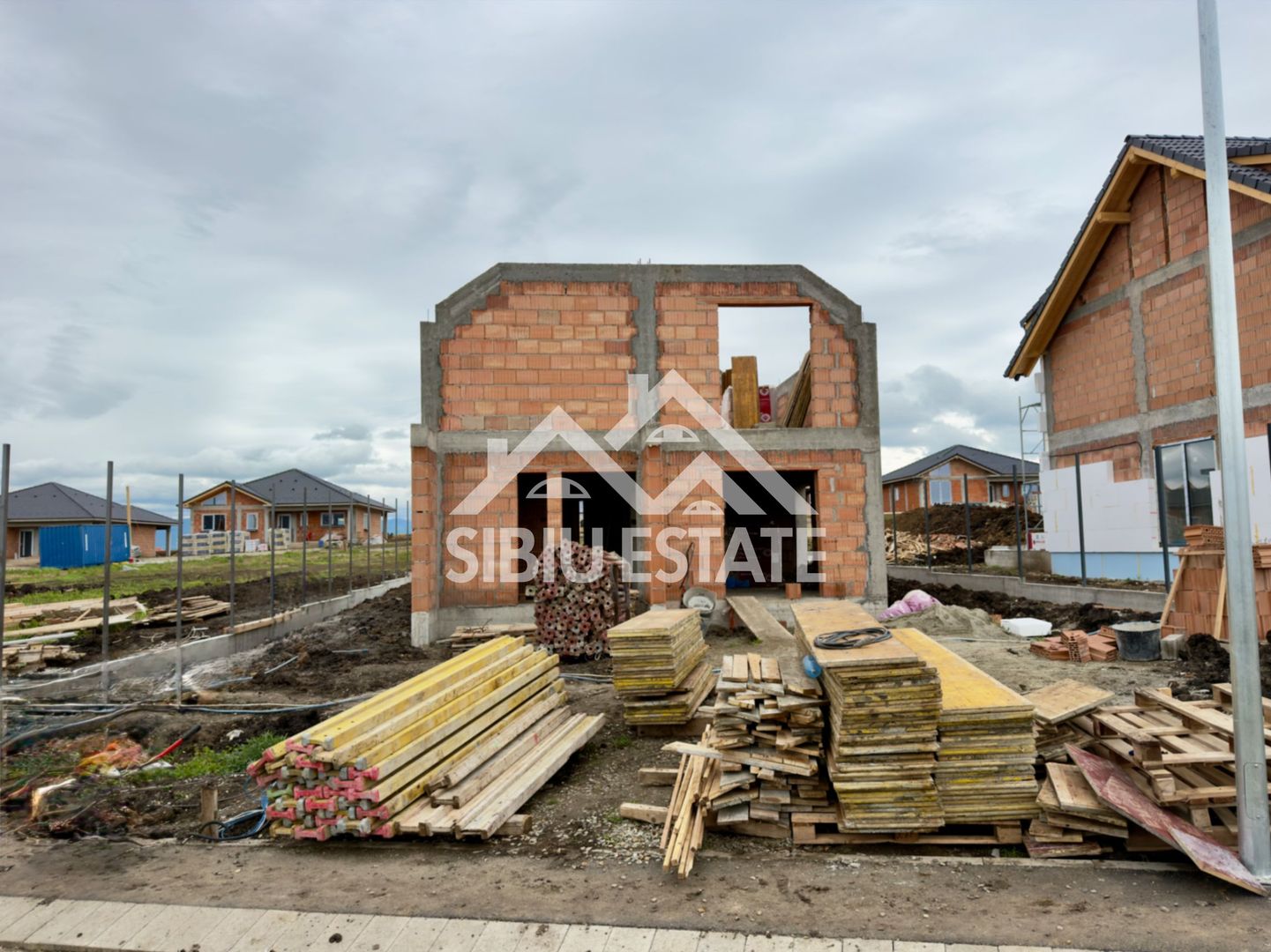 Casa noua oportunitate investitie sau locuinta - se vinde la ROSU - Poză 1
