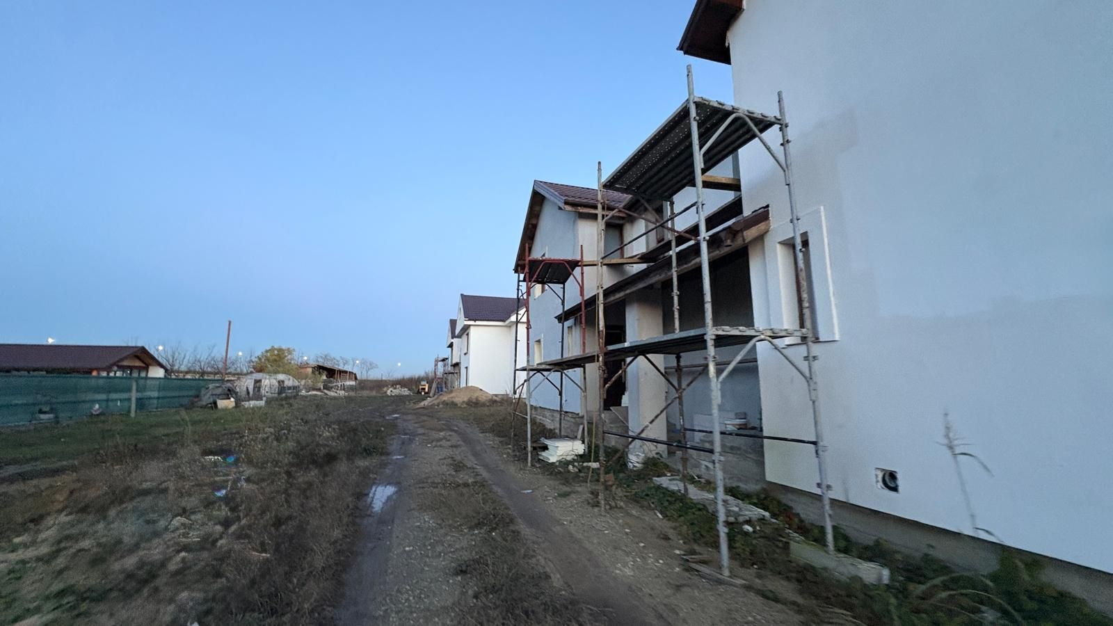 Casa duplex cu 2 locuri de parcare - Poză 3