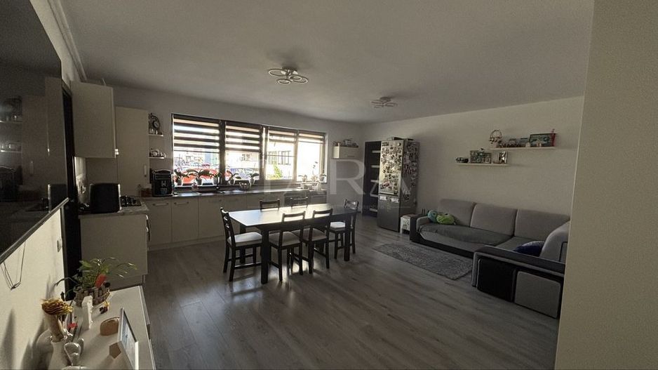Apartament cu 3 camere, 70 mp, ansamblu cu drum privat. - Poză 2