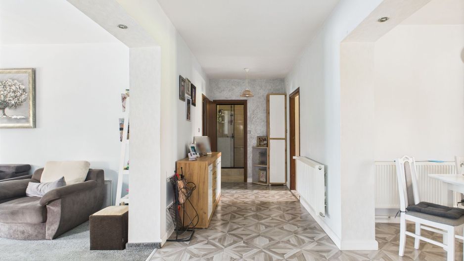 Vilă spațioasă cu 6 camere în Dumbrăvița - Poză 5