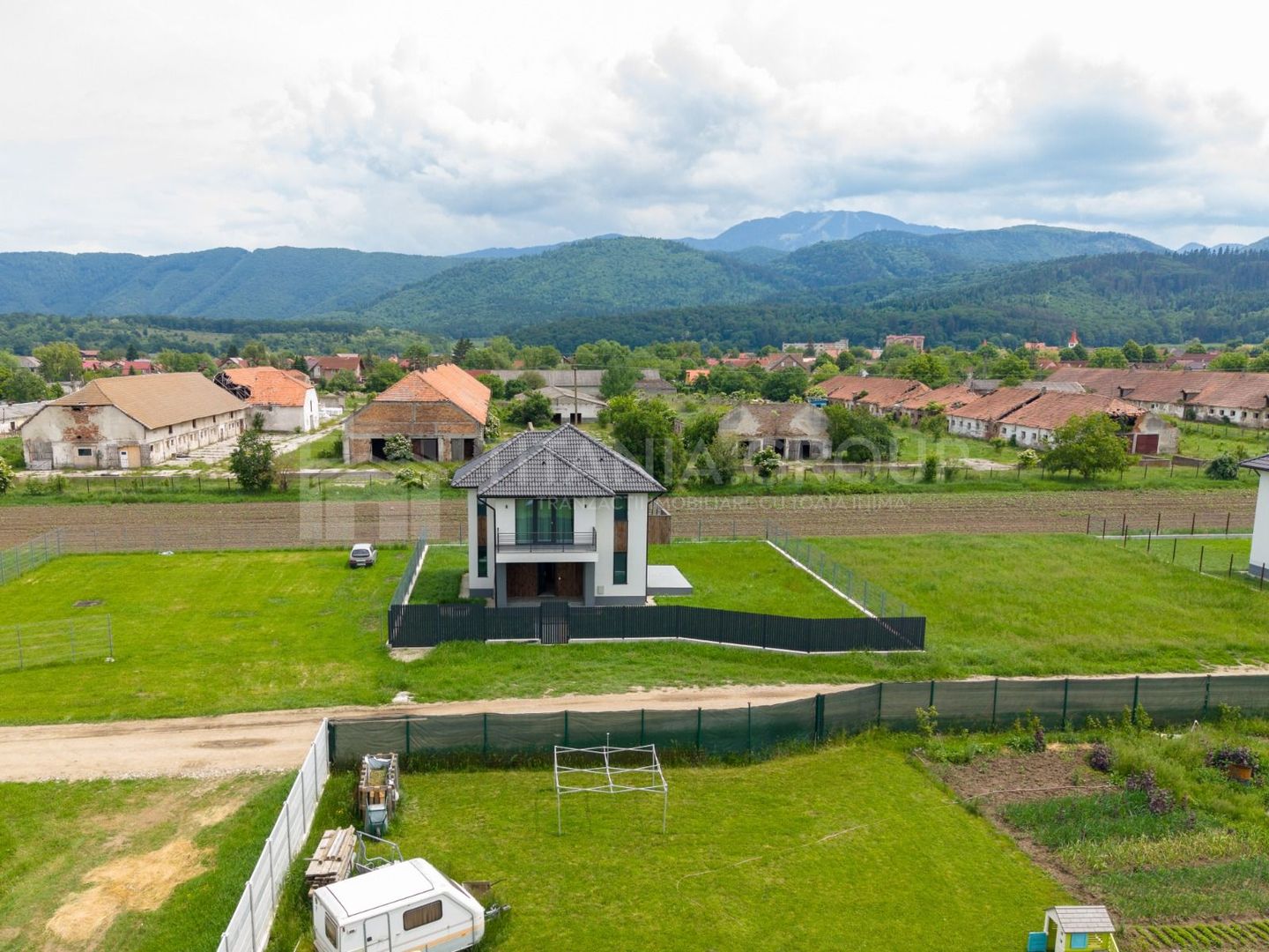 Casa individuala 4 camere, teren de 596 mp, partial mobilata, Cristian - Poză 28