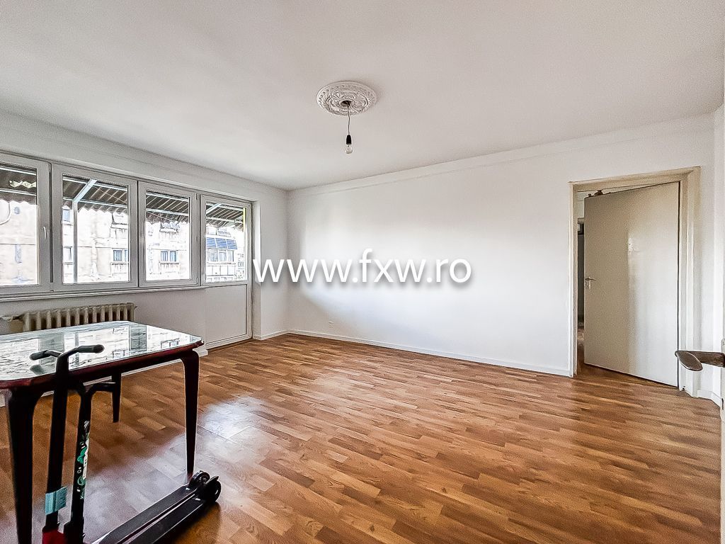 Apartament cu 3 camere, cu balcon la fiecare cameră,  zonă excelentă - Poză 1