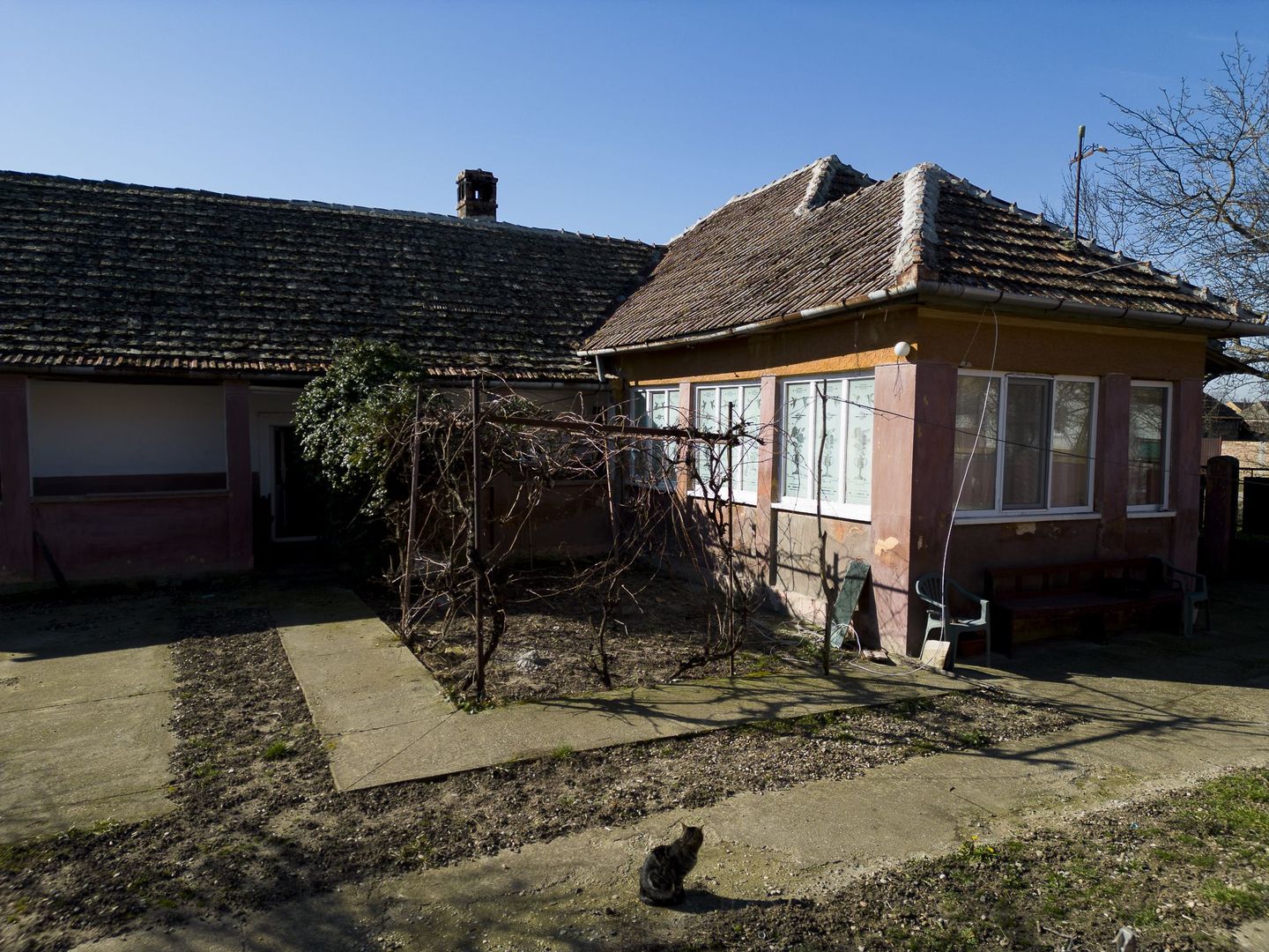 Casă cu teren generos de 2,880mp în Secusigiu - Poză 21