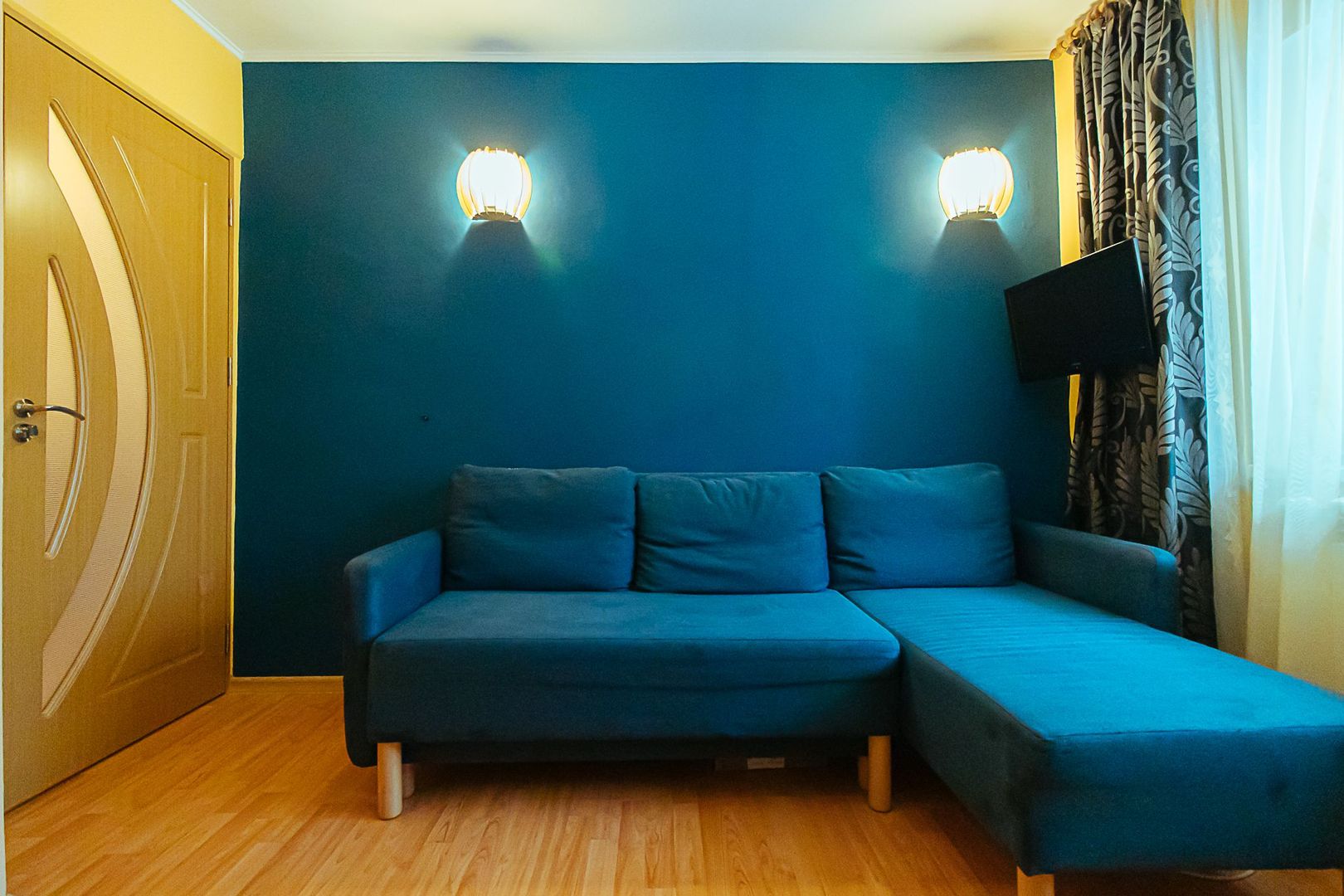 La poalele Tâmpei,  având în apropiere parc, magazine, stație autobuz - Poză 6