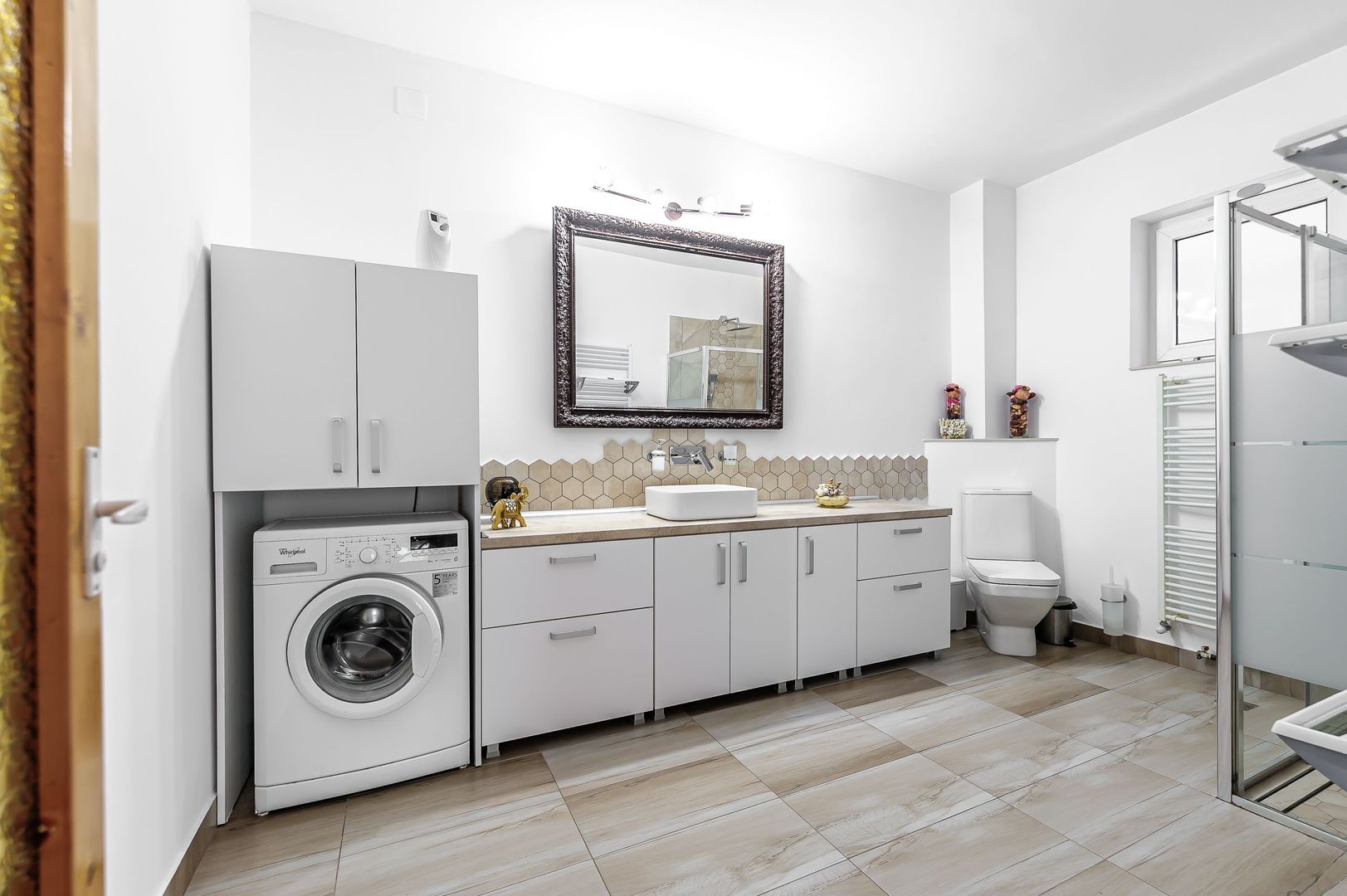 Casă generoasă cu două apartamente în Bujac - Poză 5