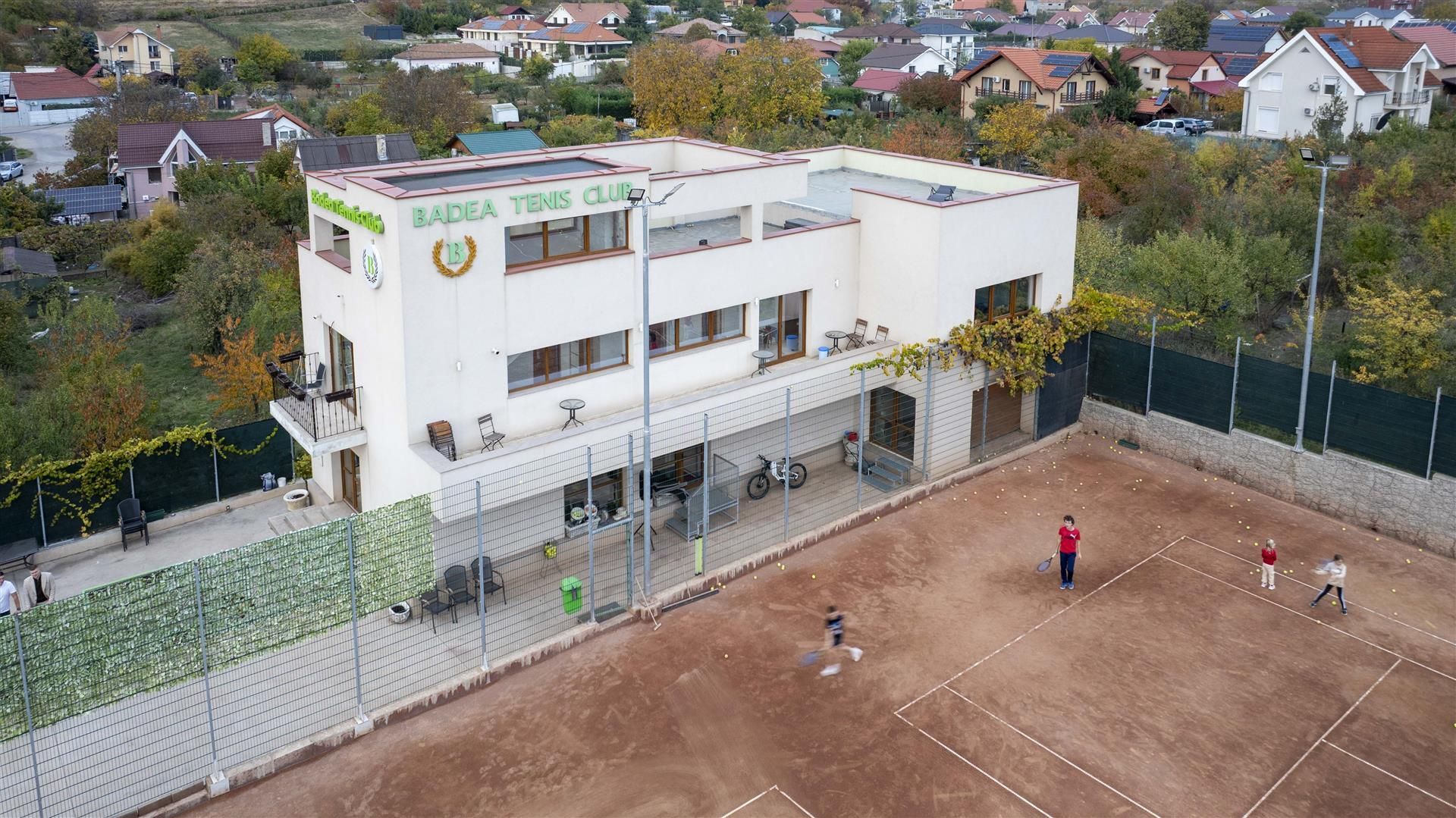 Baza de tenis si constructie moderna - Poză 19