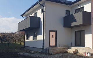 Apartament  4 camere de vanzare . - Poză 1