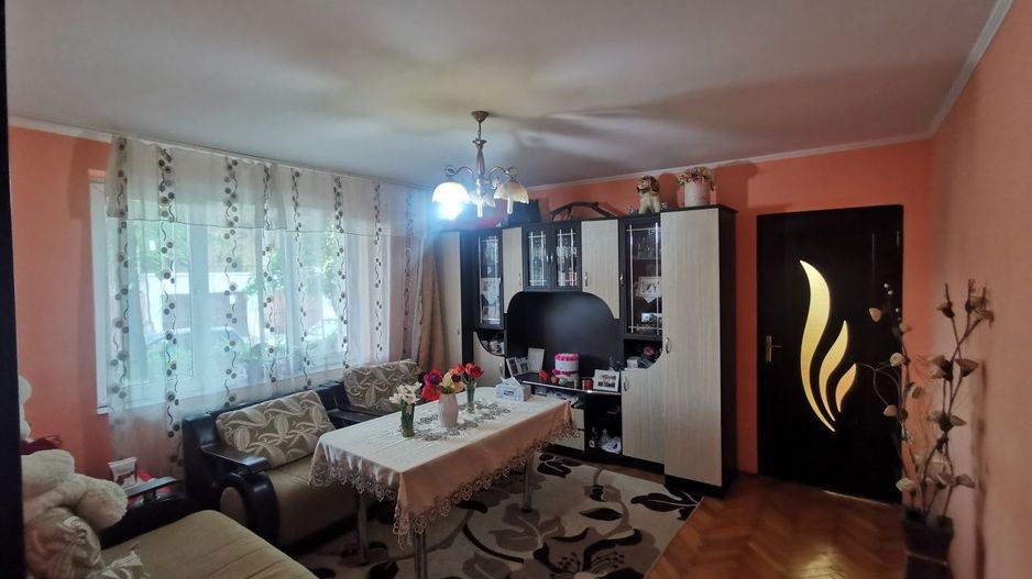 Vând apartament cu 4 camere - Poză 1