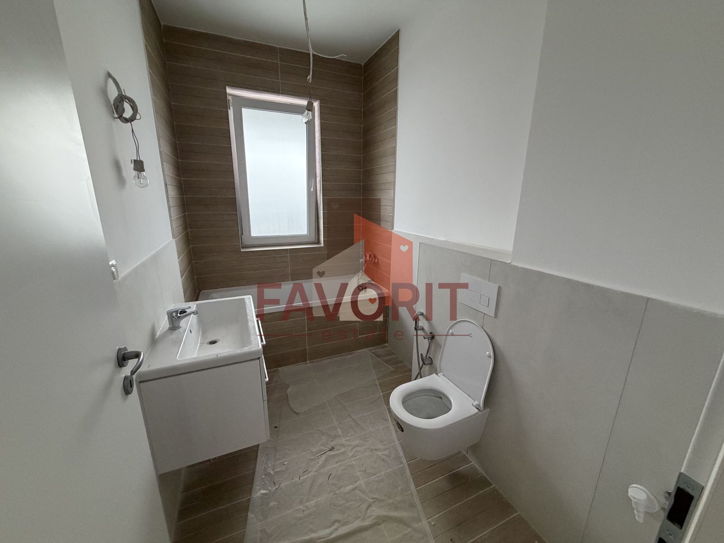 Bloc Nou. Gradina proprie de 103 mp si 2 locuri de parcare inscrise in CF. - Poză 11