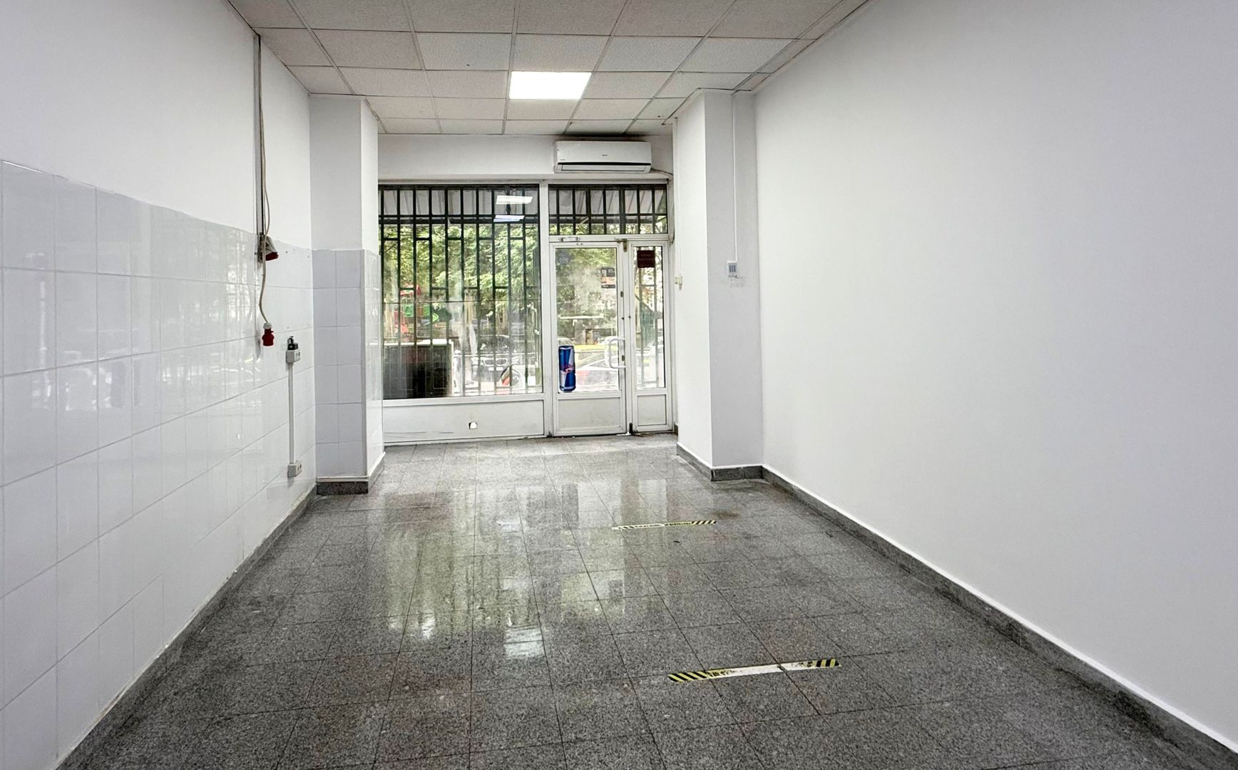 Spațiu comercial de vanzare 146 mp utili vitrină stradală zona Tineretului - Poză 2