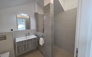 Vilă  cu mansardă, piscină și design modern – Tunari - Poză 34