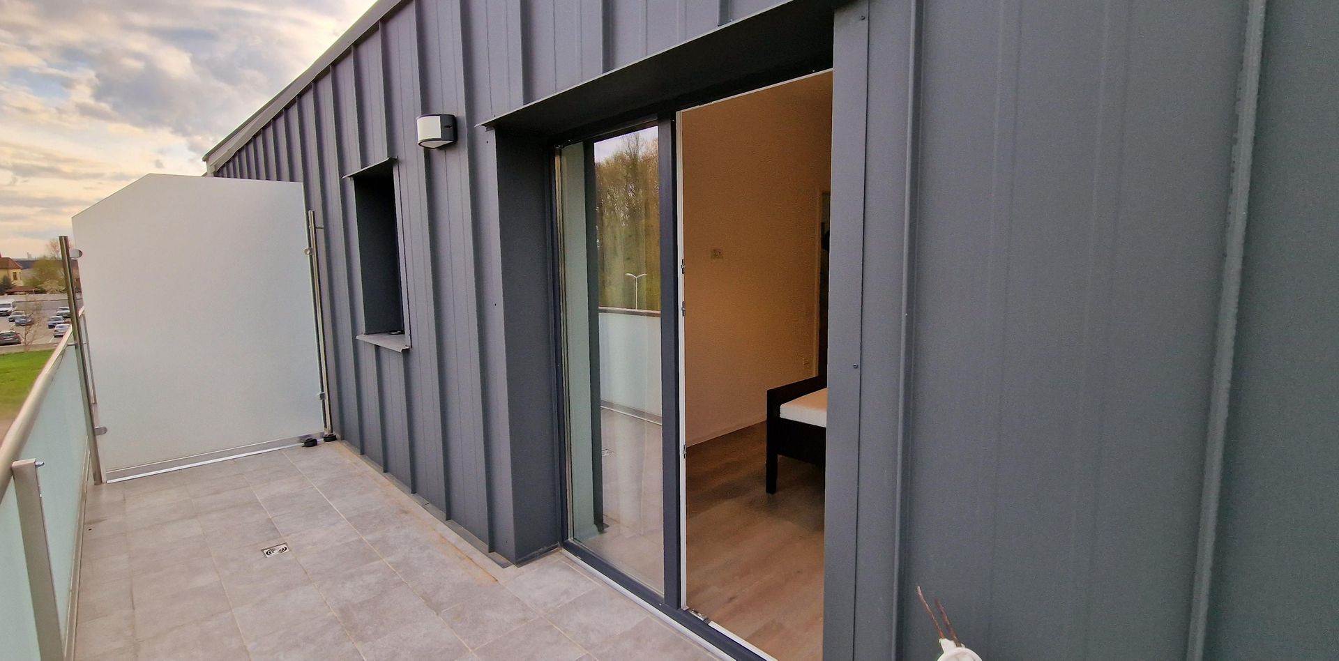 Apartament frumos cu 2 camere si loc de parcare - Poză 2