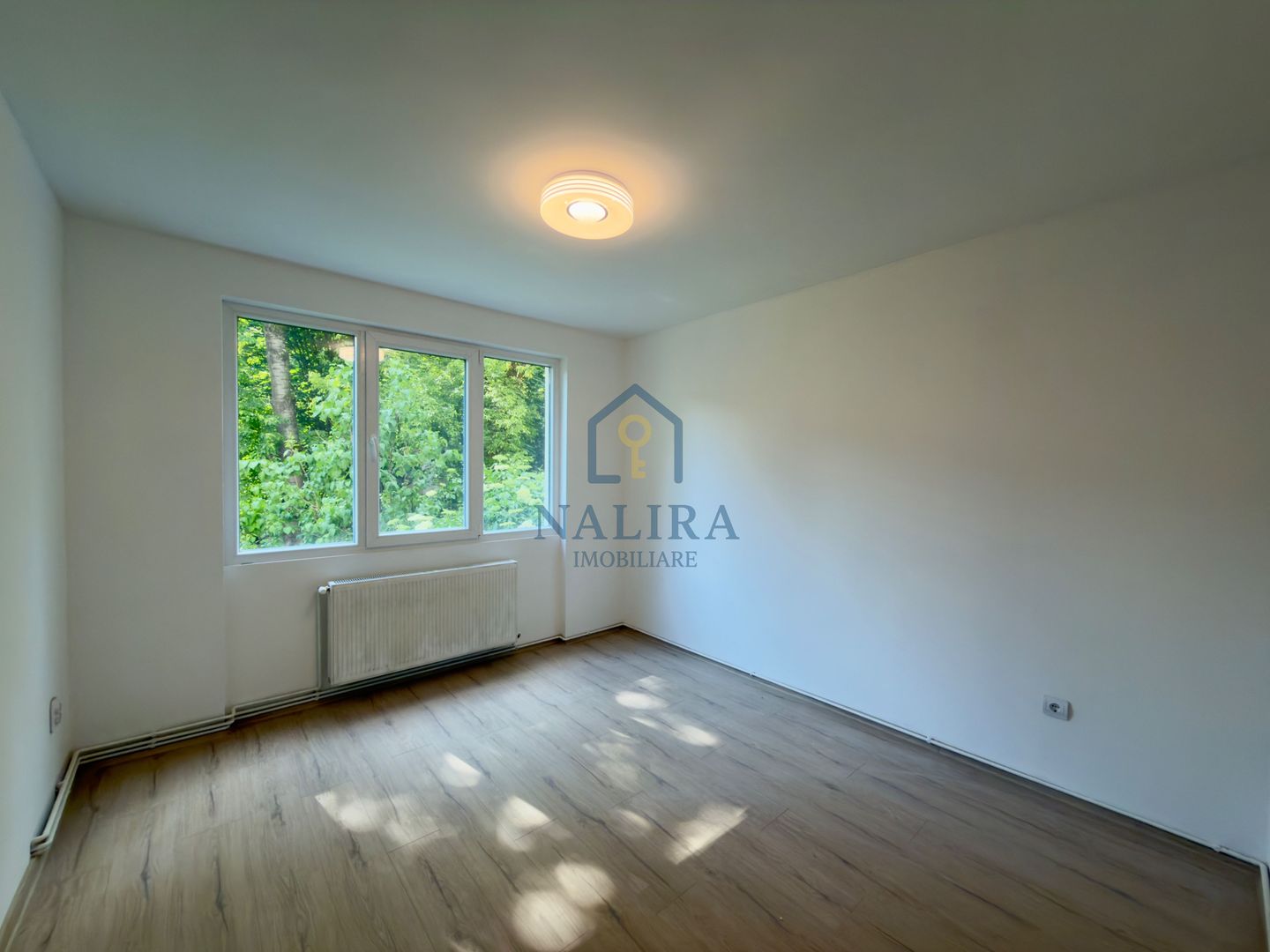 Apartament cu 3 camere et 1 + garaj - Poză 2