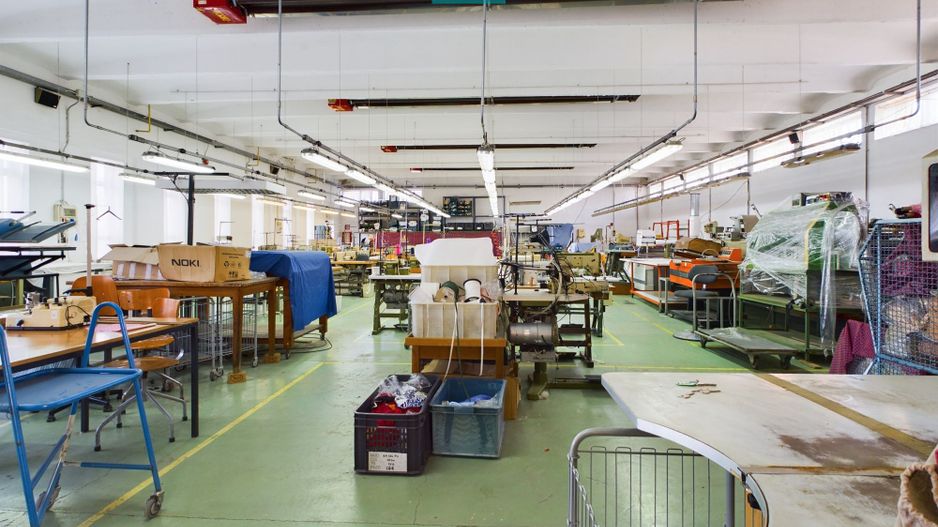 Spațiu industrial cu platformă betonată și teren - Poză 1