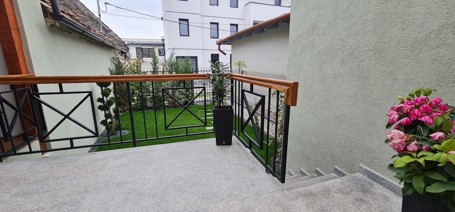 Vila spațioasă și elegantă de vânzare la intrarea în cartierul Turnișo - Poză 30